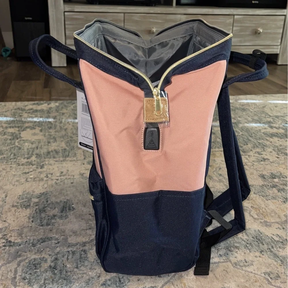 Backpack - Picture 3 of 9